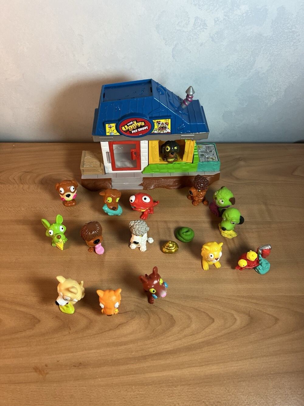 Ugglys Pet Shop Lot With Pet Shop Building And 10+ Monsters
